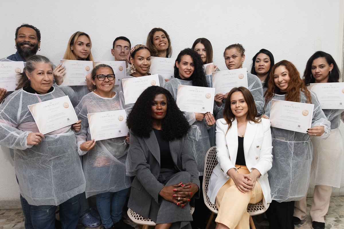 Turma formada pela Crown Beauty com certificados, ao lado das formadoras